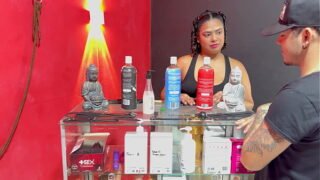 Vendedora cachonda me enseña como usar todos los jugueticos